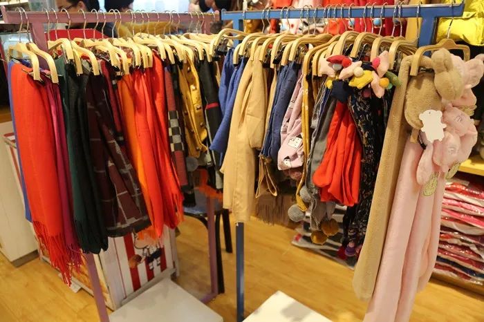 挤爆！1元抢儿童围巾雨伞，童装羽绒服低至2.9折，神木这家店要被搬空了！