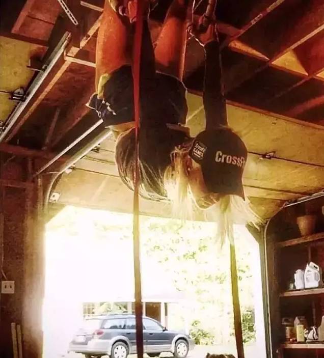 她50岁练瑜伽如今仍然美如花,45岁女人做的变年轻最基础的瑜伽