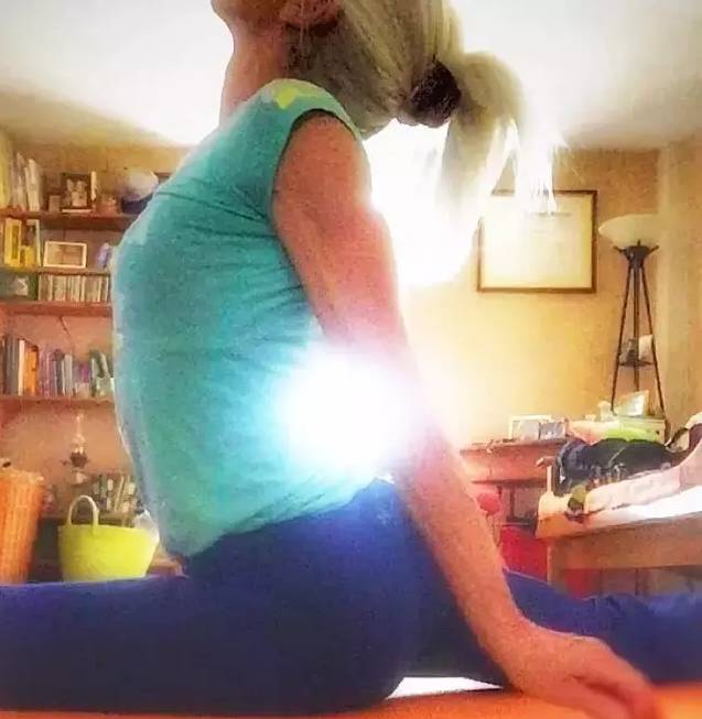 她50岁练瑜伽如今仍然美如花,45岁女人做的变年轻最基础的瑜伽