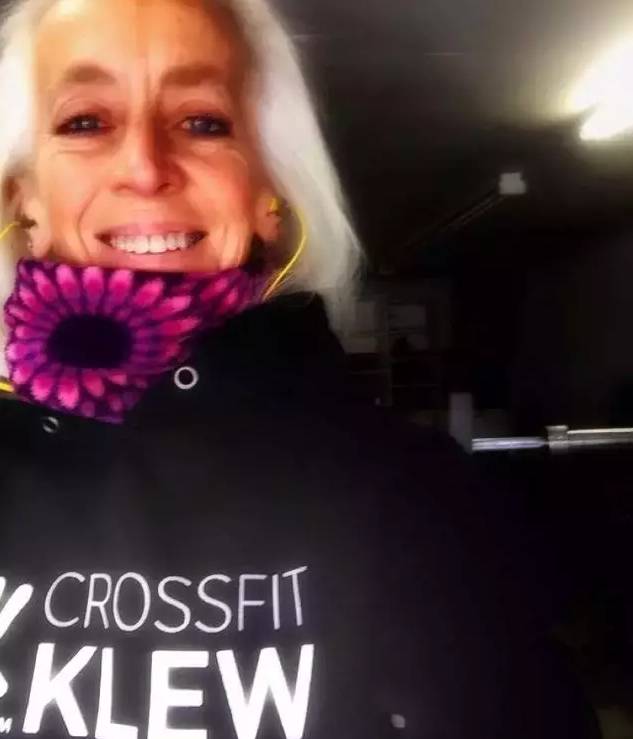 她50岁练瑜伽如今仍然美如花,45岁女人做的变年轻最基础的瑜伽