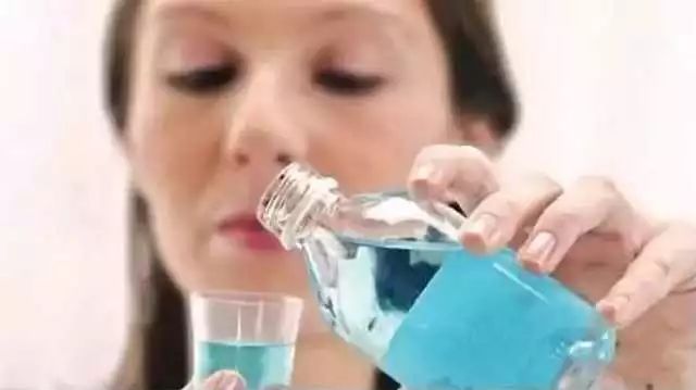 闭着嘴巴都感觉口腔有异味,闭着嘴巴嘴巴里有一股臭味