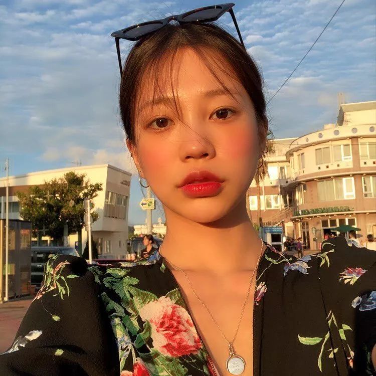 什么？！身高不够165CM的“厌世脸”也能当模特，韩国草根博主Mulbada用她的超高衣品做到了！