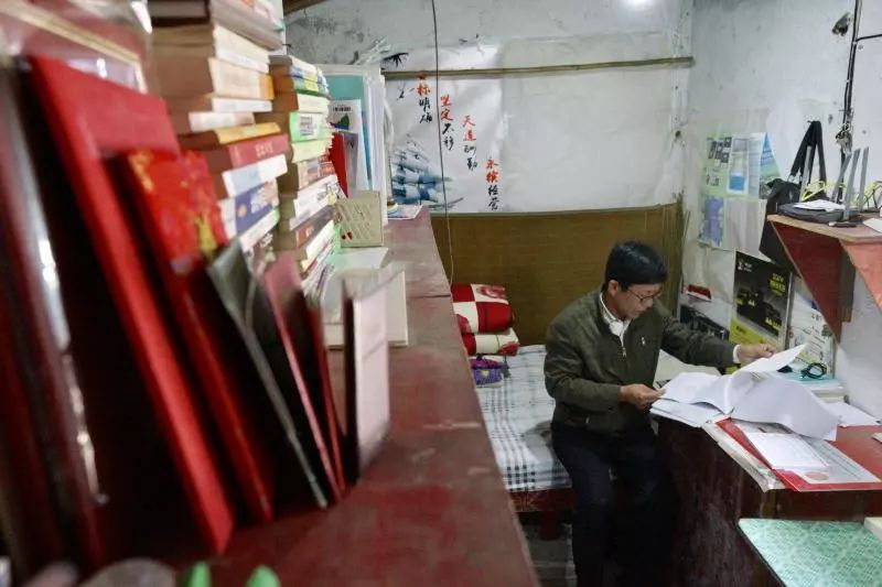 为丈夫捐肾老婆感动,泪目男子为照顾81岁母亲回乡工作