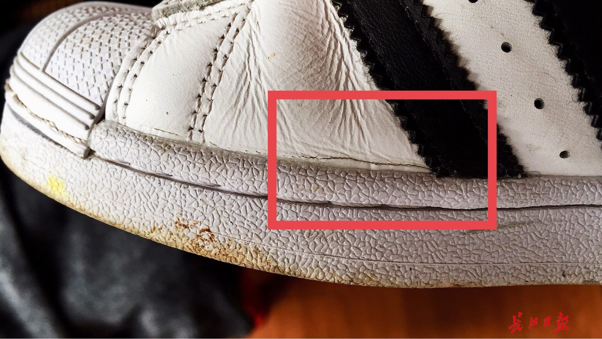 阿迪达斯鞋子一个月开胶怎么解决,阿迪达斯店买鞋3个月鞋面裂开了