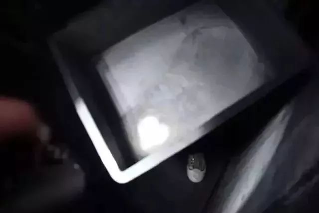 惊！天花板上掉下几滴水！下面2人重伤，咋回事？