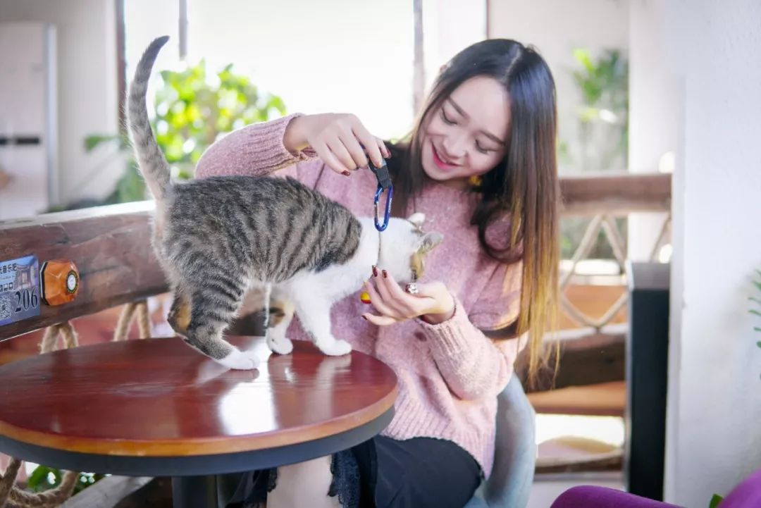 突发高烧淋巴肿大,女性腋下肿大发烧怎么回事