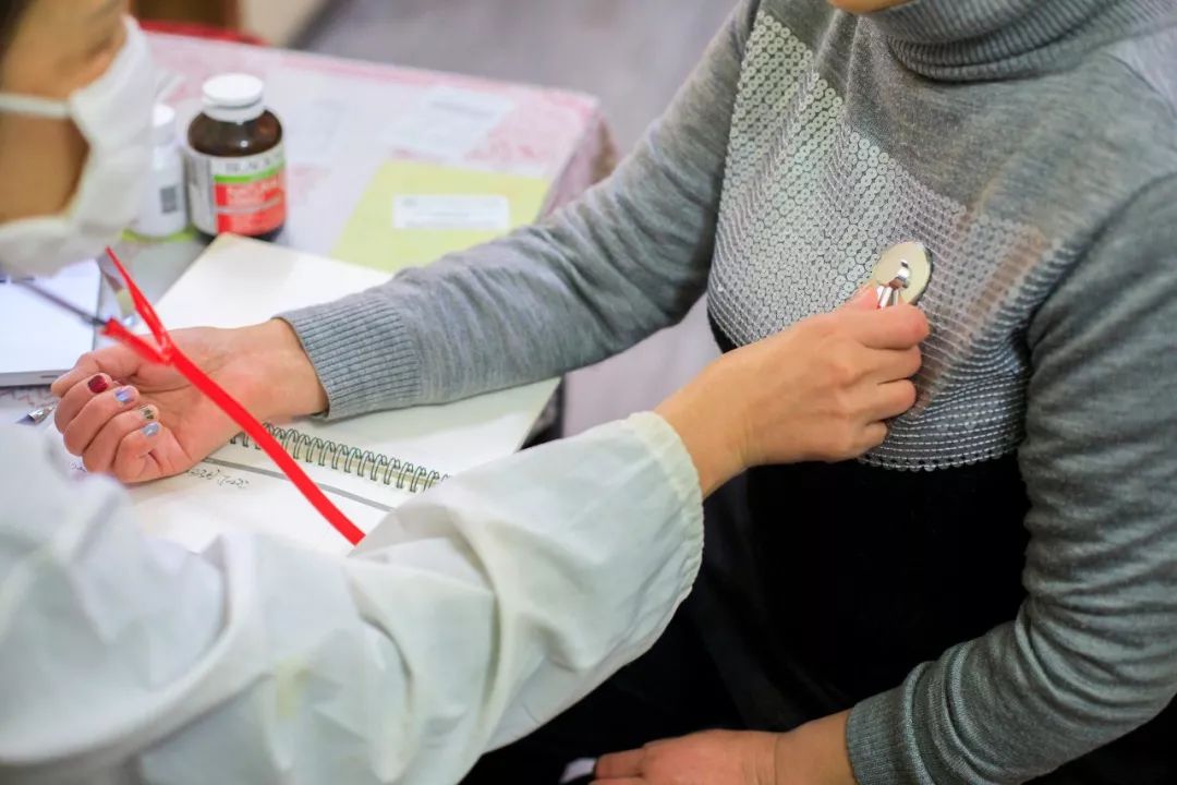 突发高烧淋巴肿大,女性腋下肿大发烧怎么回事