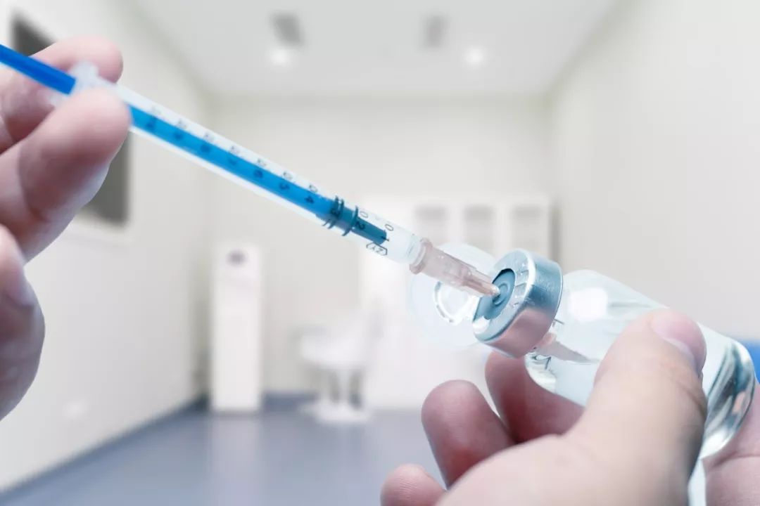 突发高烧淋巴肿大,女性腋下肿大发烧怎么回事