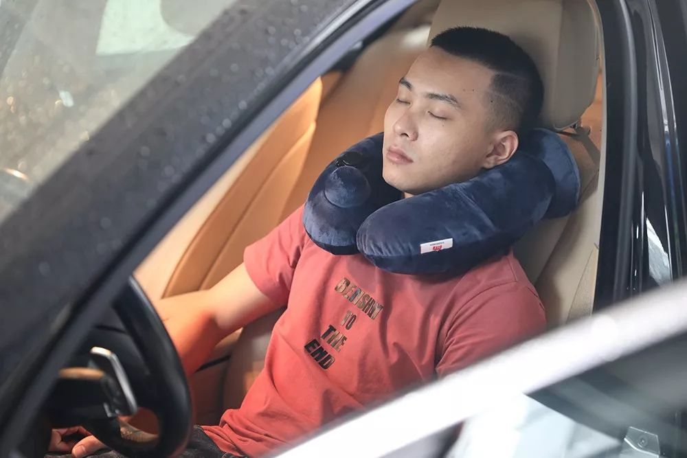 拯救你的颈椎！这款德国变态”护颈”神器，让你坐着比躺着还舒服，连失眠也能救一下