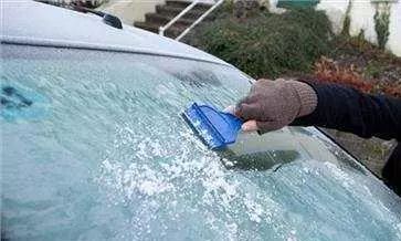 冬天汽车玻璃怎样快速去除霜雪,怎样快速去除车玻璃上面的霜冻