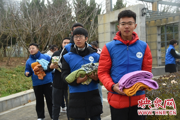 温暖！大学生用卖废品的钱买毛线织300条围脖送给环卫工