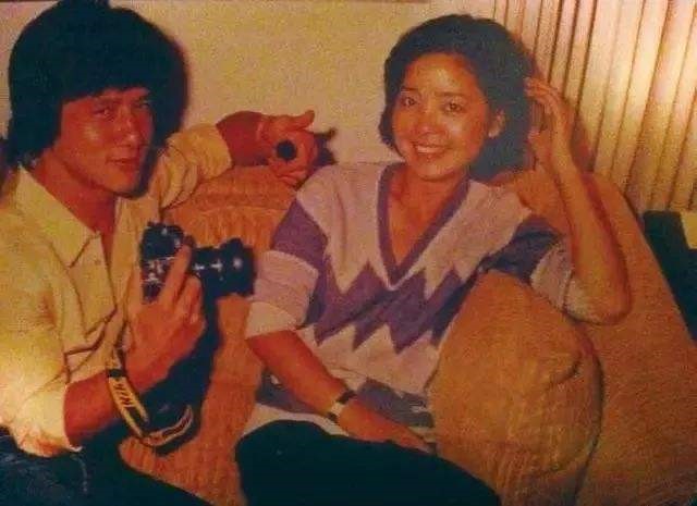 成龙抛弃小龙女后事业仍风生水起,成龙发英文版自传