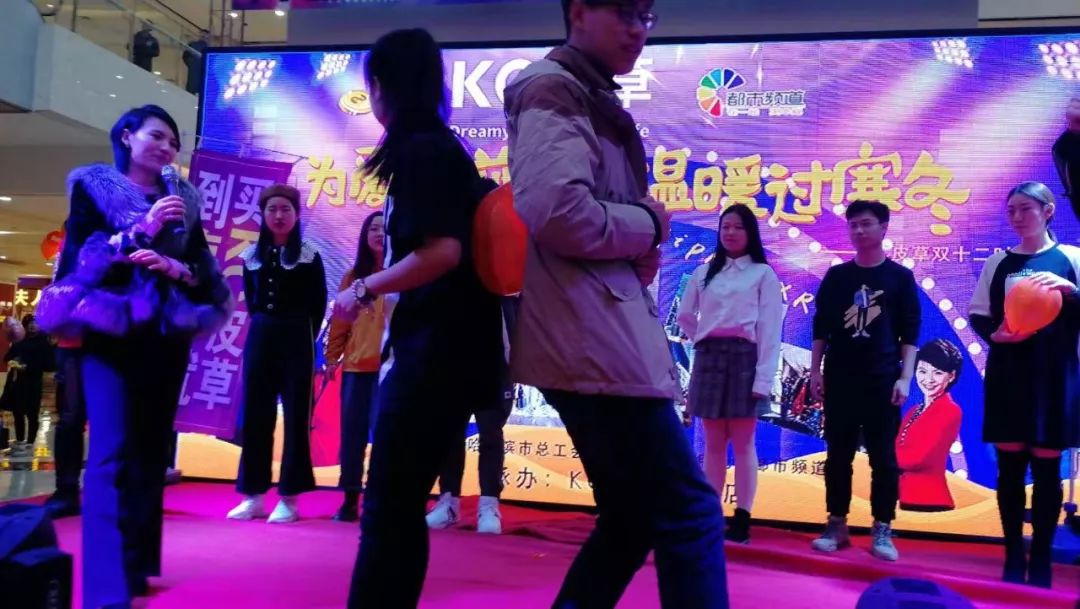 这事你在现场吗？人超级多！上台做游戏就有礼品拿，买皮草更实惠！