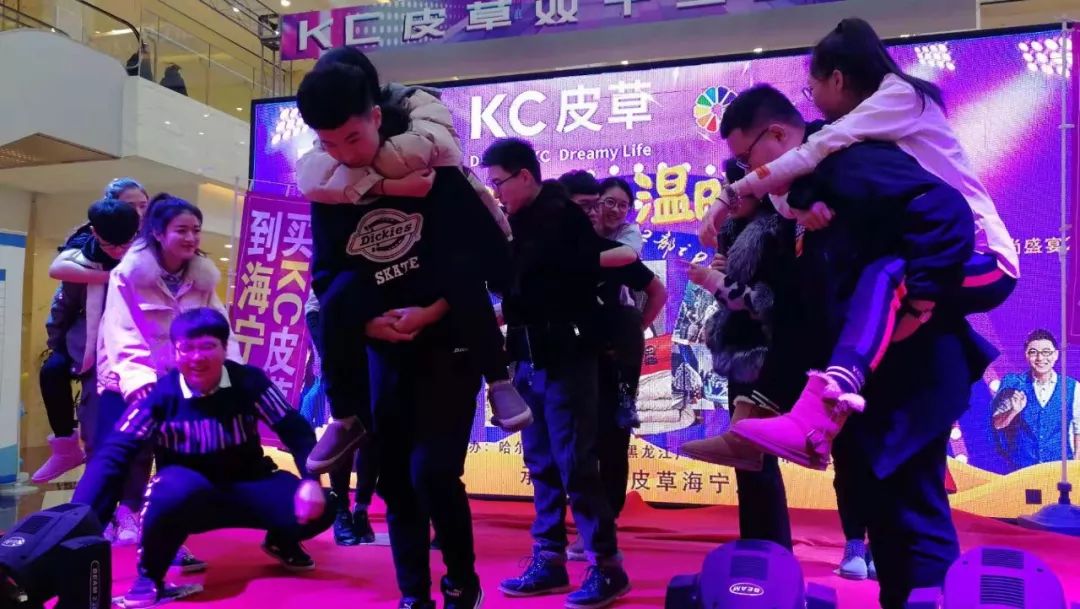 这事你在现场吗？人超级多！上台做游戏就有礼品拿，买皮草更实惠！