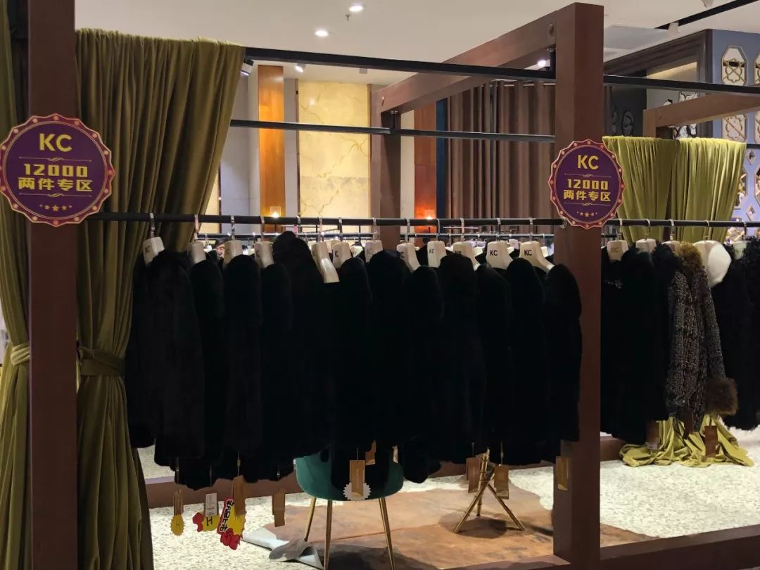 这事你在现场吗？人超级多！上台做游戏就有礼品拿，买皮草更实惠！