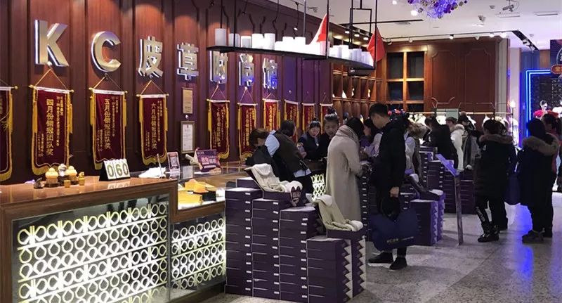 这事你在现场吗？人超级多！上台做游戏就有礼品拿，买皮草更实惠！