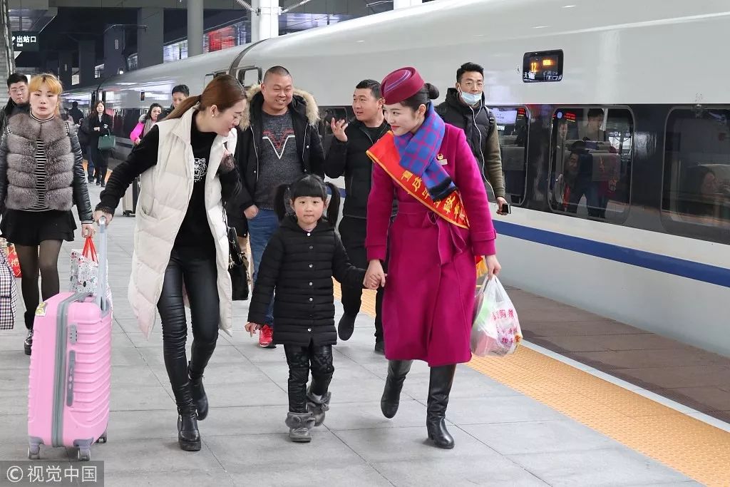所有人都在忙着抢票回家,春运期间这些人可提前购票