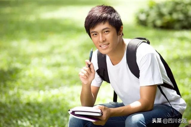 惊呆！小伙子胸部越长越大，竟然和他女朋友有关……