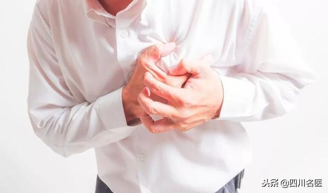 惊呆！小伙子胸部越长越大，竟然和他女朋友有关……