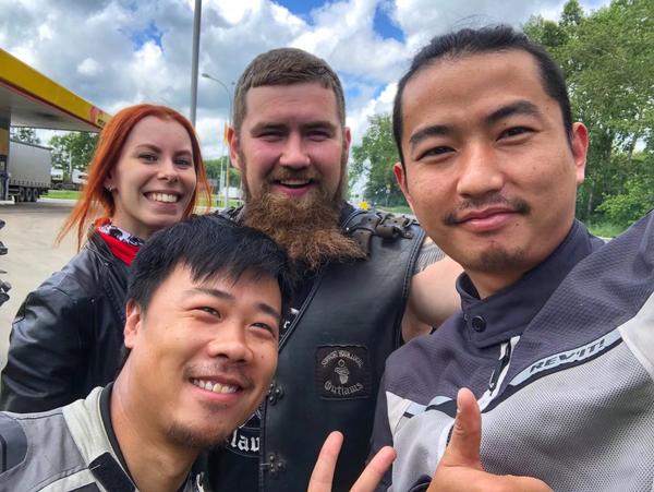 骑着摩托车环中国旅游,俩郑州小伙骑摩托环游欧洲