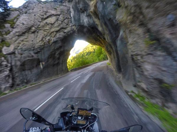 骑着摩托车环中国旅游,俩郑州小伙骑摩托环游欧洲