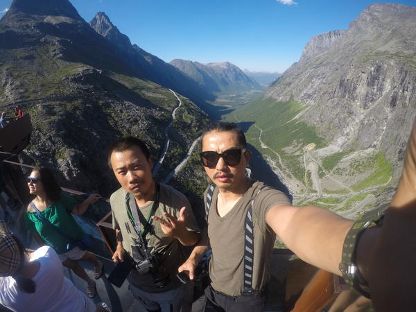 骑着摩托车环中国旅游,俩郑州小伙骑摩托环游欧洲