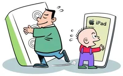 惊险瞬间男子在修手机时发生爆炸,一个小男孩玩手机爆炸搞笑视频