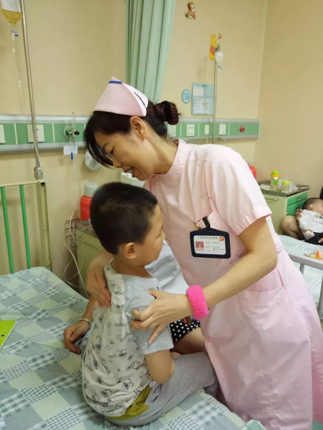 中医院护士救儿童,医者仁心医生救小孩