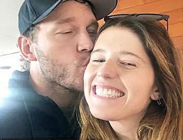 影视日报｜《延禧攻略》版权卖90国梅艳芳逝世15周年梅妈*放播**爱女美国演出纪念；欧阳娜娜推销祛痘药膏医师指正：那是涂私密处的