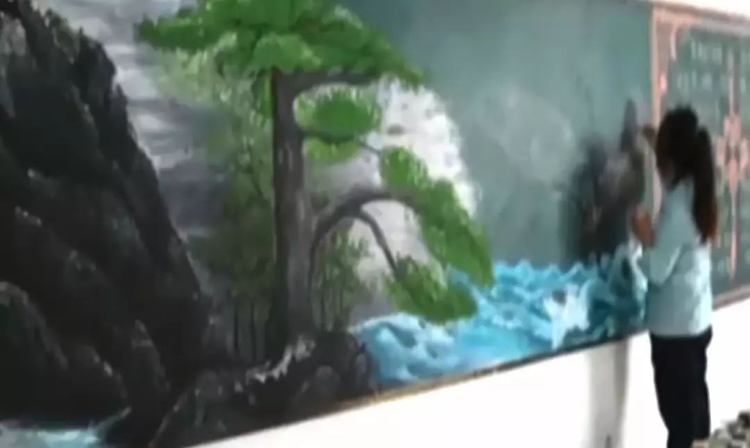 又一“扫地僧”火了！保洁阿姨3D黑板报惊艳全网