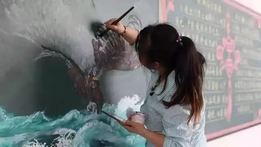 又一“扫地僧”火了！保洁阿姨3D黑板报惊艳全网