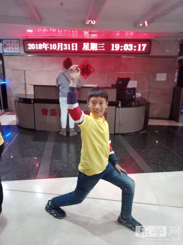 青岛不只有“弯腰女孩”八大峡小学弯腰男孩温暖冬日