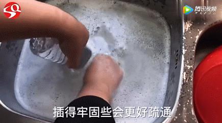 洗衣液瓶剪两刀放厨房,洗发水瓶切开的妙用