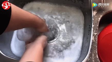 洗衣液瓶剪两刀放厨房,洗发水瓶切开的妙用