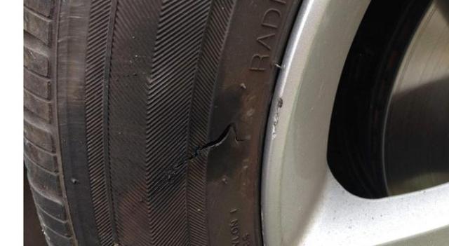 轮胎侧面裂纹到什么程度可以换,轮胎胎花好但是凹槽有裂纹正常吗