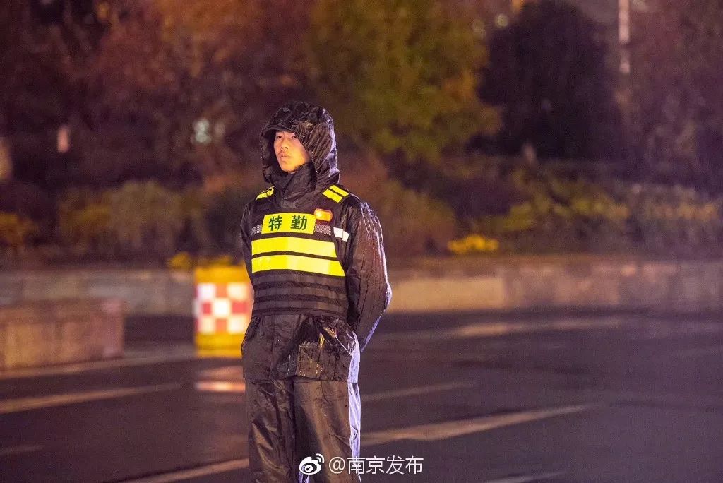 自来水公司水管爆裂导致房子被淹,自来水管道爆裂导致车被淹