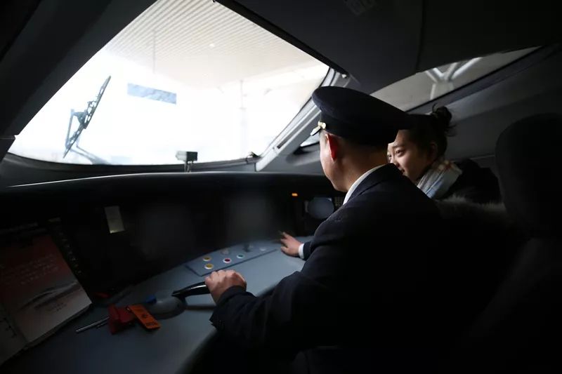 致敬改革开放40年，你可读懂父亲①｜她想让全世界知道，爸爸是开火车的！