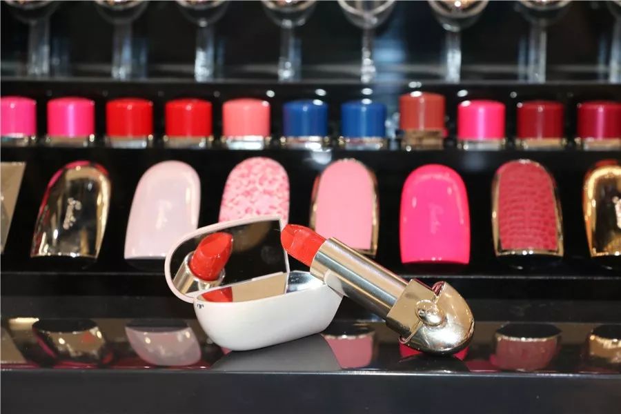 那些整天买买买的女人,平常买很多东西又不用的女生