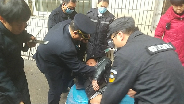 旅客醉酒昏厥列车长组织紧急救援,旅客突然晕倒列车员暖心救助