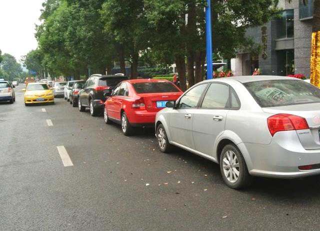 路边车被撞怎么办报警流程,路上车子被撞正确处理