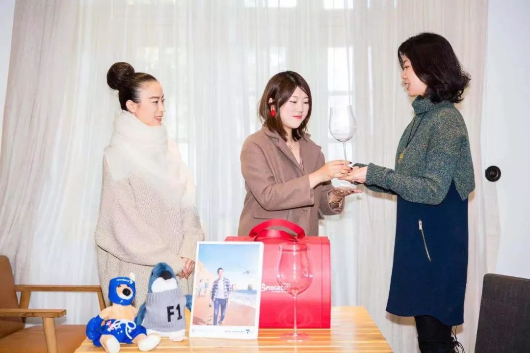 澳洲这杯暖冬的美酒里，可以闻到桉树叶的夏天味道