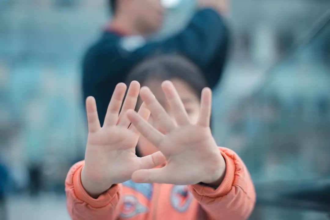 8岁女童惨遭家暴：他们，不配做父母