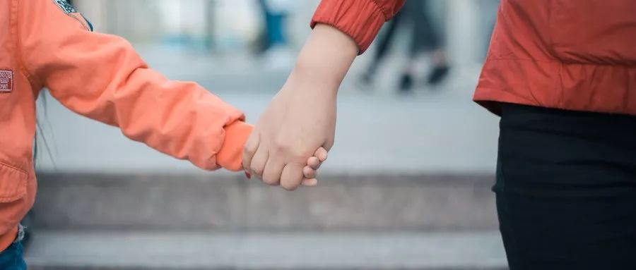 8岁女童惨遭家暴：他们，不配做父母