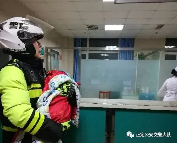 女童抽搐咬舌交警紧急护送,小孩舌头被咬交警开路