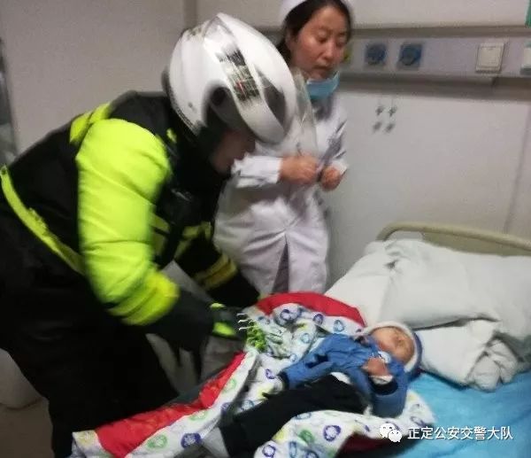 女童抽搐咬舌交警紧急护送,小孩舌头被咬交警开路