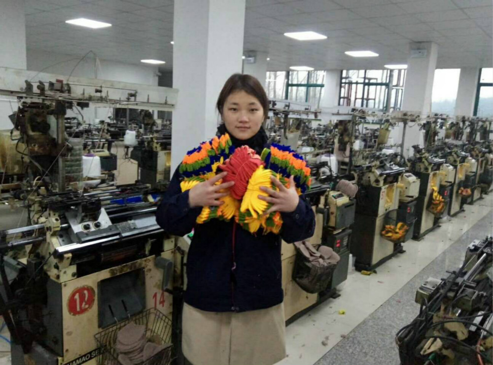 小手套大产业大民生大脱贫——信阳市德昌针织有限公司：扶贫车间生产忙