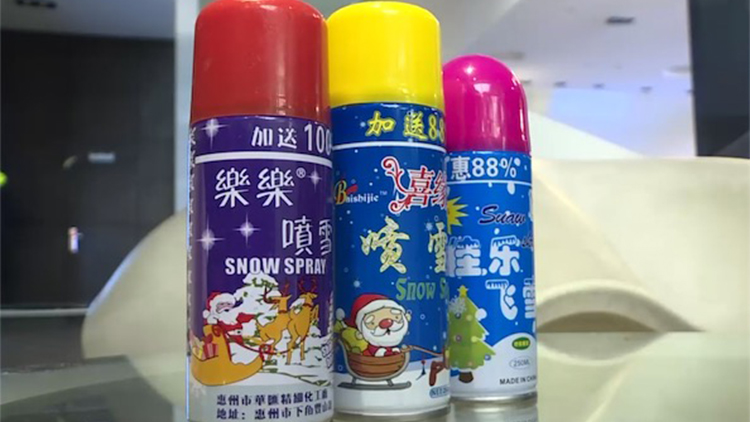 警惕男子玩雪花喷雾眼角膜被烧伤,男子用降温喷雾后点烟全身烧伤