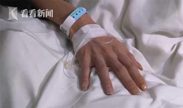 警惕男子玩雪花喷雾眼角膜被烧伤,男子用降温喷雾后点烟全身烧伤