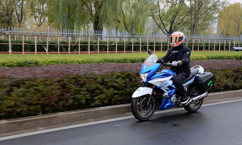 铃木骊驰250和豪爵gw250哪个好,豪爵铃木三兄弟配置对比表