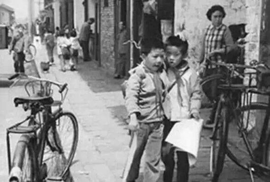 「解词：“发小儿”」北京话。“放屁崩坑，撒尿和泥”打小一起长大的朋友